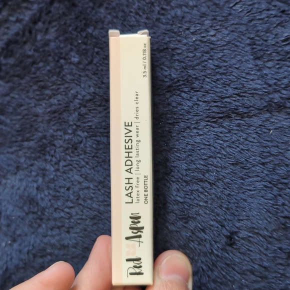 Red Aspen Mini Lashes and Adhesive - Picture 4 of 4